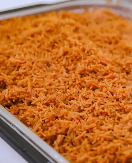 Een bak jollof rice op hun buffet