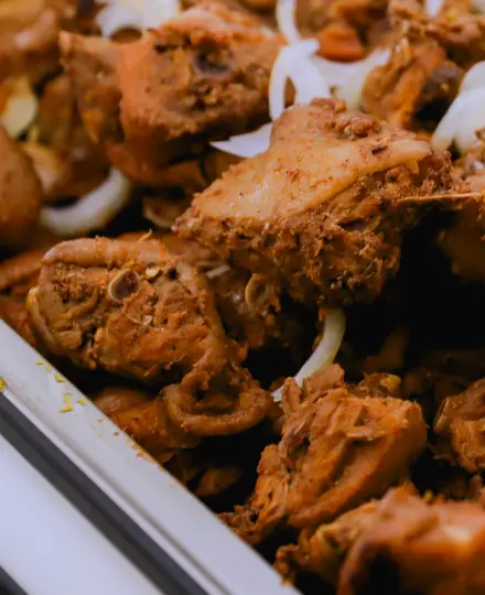 Een bak pepper chicken met ui